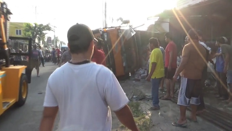 Kecelakaan di Purwakarta Hari Ini, Truk Angkut Hebel Terguling Timpa Gerobak PKL, 3 Luka Parah