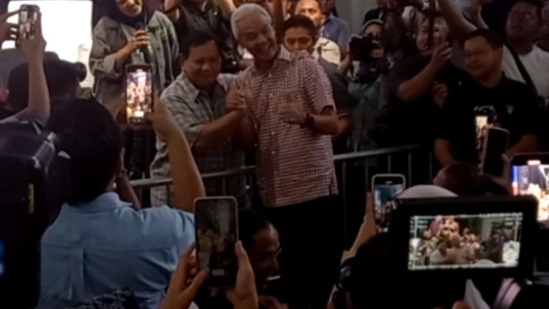 Momen Hangat Ganjar dan Prabowo Bersalaman dan Berpelukan di Hadapan Anak Muda
