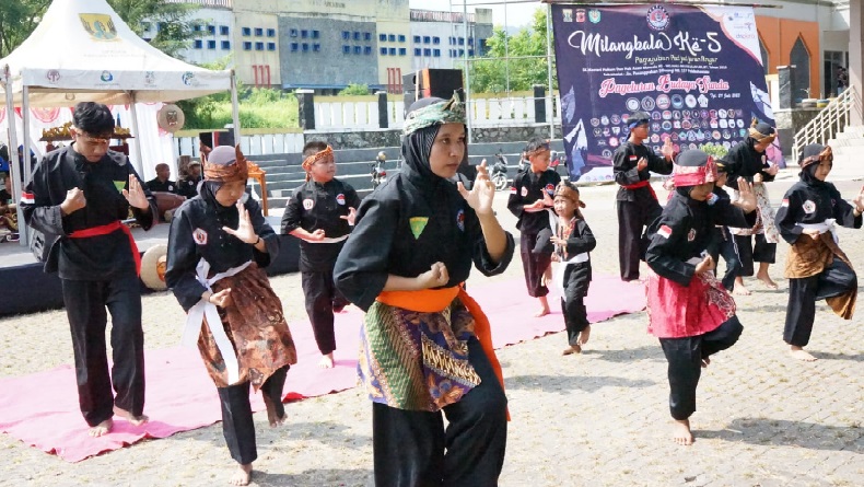 Ratusan Pendekar Unjuk Gigi dalam Pagelaran Budaya Sunda di Palabuhanratu Sukabumi