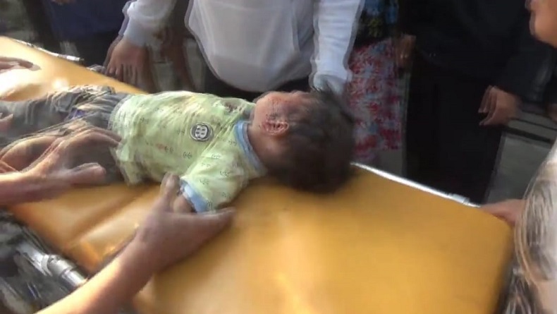 Warga Histeris saat Balita Dievakuasi dari Tumpukan Hebel Muatan Truk Terguling di Purwakarta