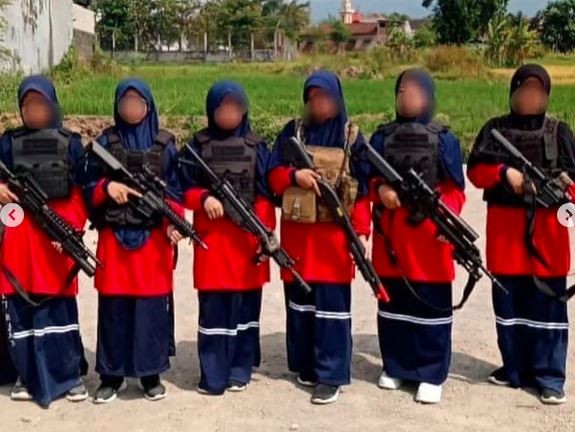 Heboh! Santriwati di Magetan Tenteng Senjata Laras Panjang saat MPLS