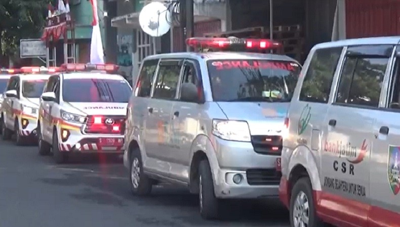 Korban Tewas Mobil Tertabrak KA di Jombang Dipulangkan, Iring-Iringan Ambulans Tinggalkan RS