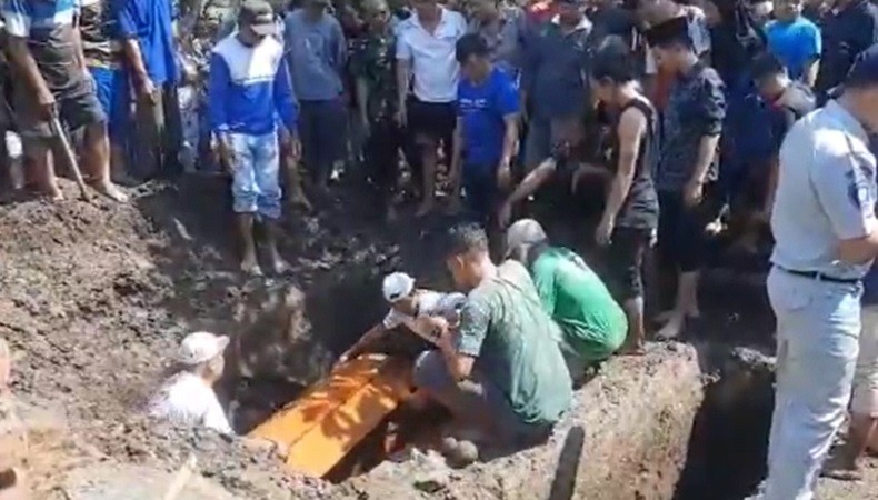 5 Korban Tewas Mobil Tertabrak KA di Jombang Dimakamkan, Ibu-Anak Satu Liang Kubur