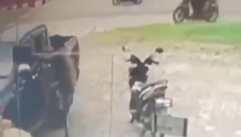 Beraksi Siang Hari, Bandit Pecah Kaca di Palembang Rampas Laptop dalam Mobil