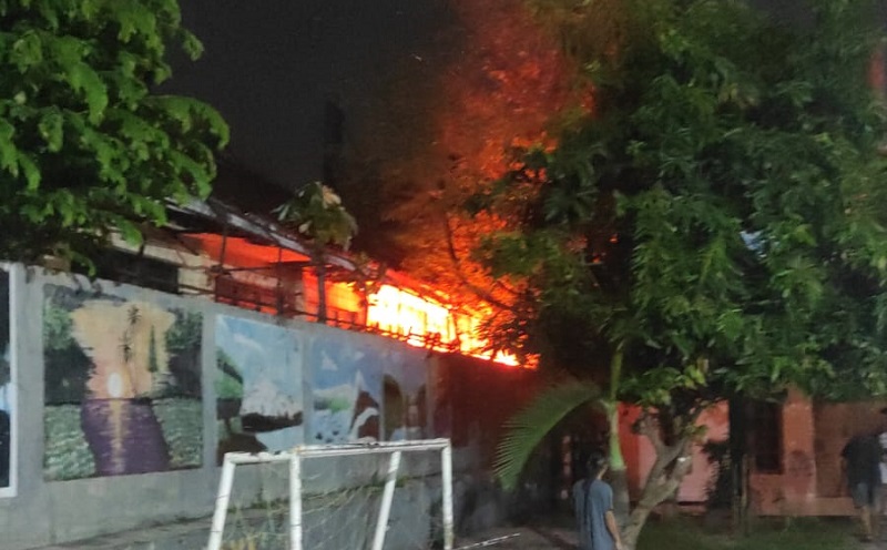 Kebakaran Landa Gudang SMPN 3 Depok, 6 Unit Damkar Meluncur