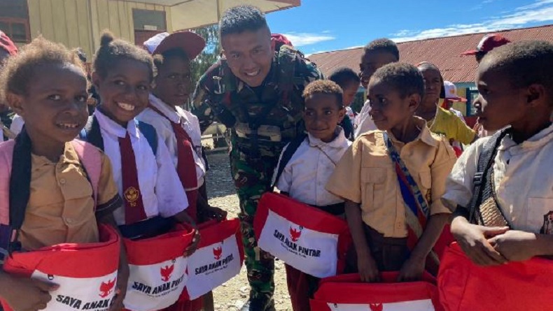 Bantu Anak-Anak Papua, Satgas Yonif PR 330 Kostrad Bagikan Kaus dan Tas Sekolah di Sugapa