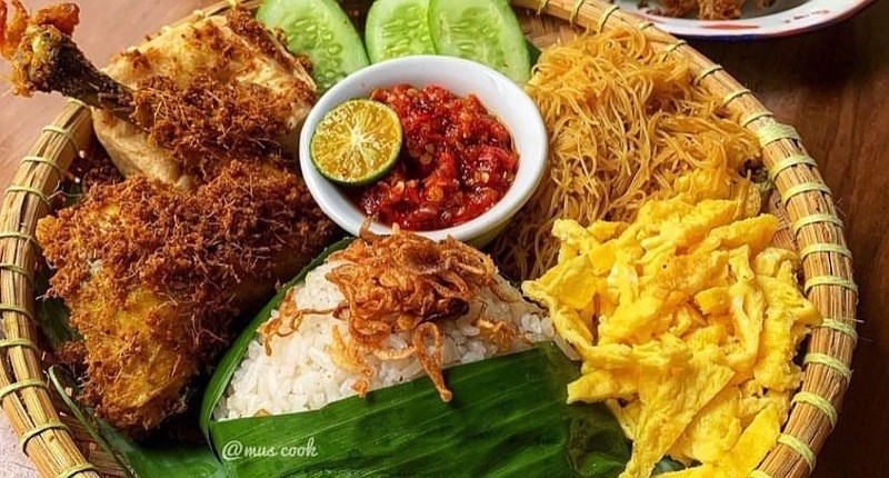 Perbedaan Nasi Liwet dan Nasi Uduk, Ketahui Cara Masak dan Penyajiannya!