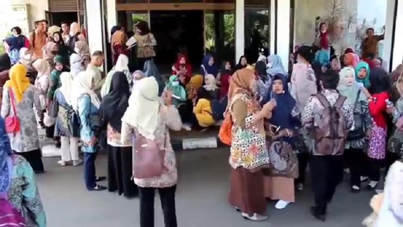 Tak Kunjung Diangkat Jadi PPPK, Ratusan Guru Honorer Geruduk DPRD Subang