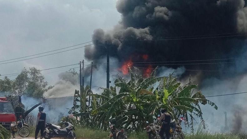 Gudang BBM Ilegal di Ogan Ilir Terbakar, Asap Hitam Pekat Membubung Tinggi