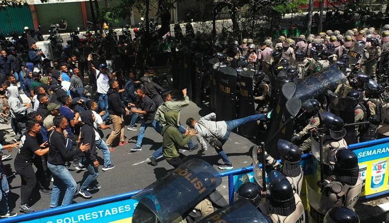 Sigap dan Taktis, Begini Kekompakan Banteng Raiders dan Brimob Tanggulangi Aksi Anarkis