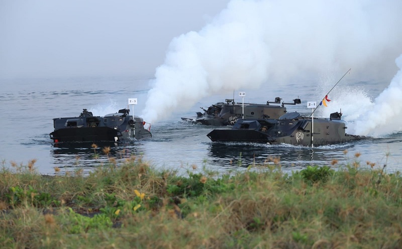 Detik-Detik Marinir TNI AL Daratkan Pasukan Amfibi, Rebut Markas Musuh di Pantai Banongan Situbondo