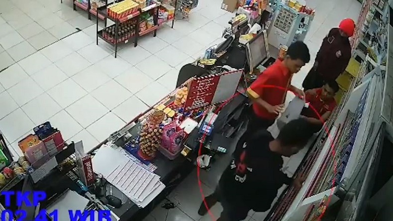 Perampok Bersajam Satroni Minimarket di Kampar, Karyawan Dipaksa Jalan Jongkok