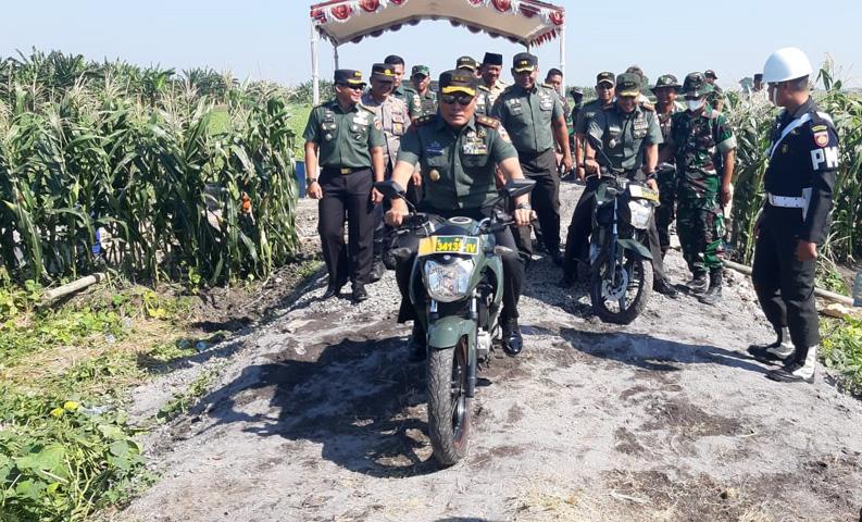 Momen Pangdam IV/Diponegoro Naik Motor Tinjau TMMD di Grobogan