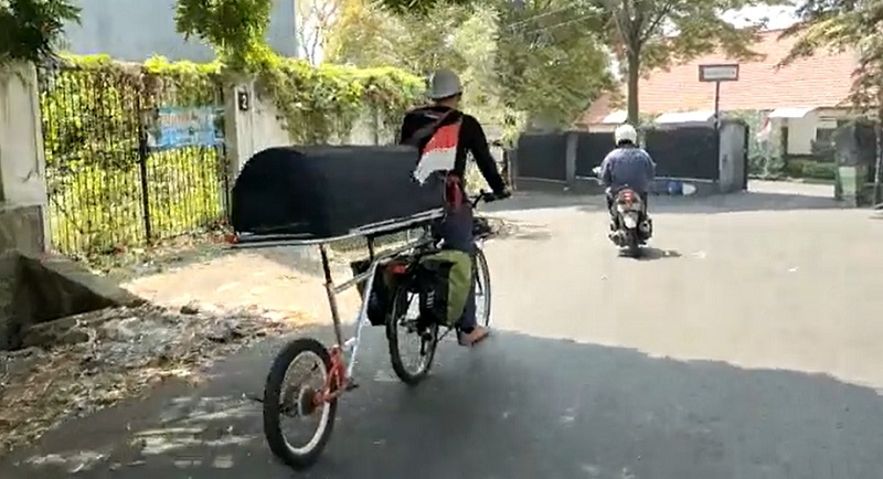 Tuntut Keadilan, Keluarga Korban Tragedi Kanjuruhan Bersepeda Bawa Keranda