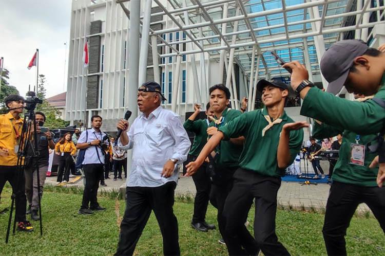 Momen Langka, Menteri PUPR Basuki Hadimuljono Berjoget Bersama Mahasiswa Baru UGM