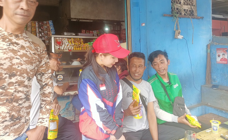 Perindo Bersama Bacaleg Tati Sri Hardina Door to Door Bagikan 300 Liter Minyak Goreng di Depok