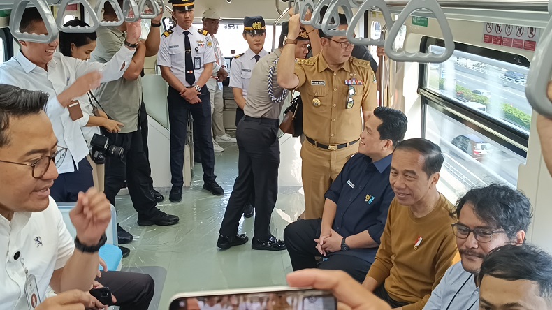 Presiden Jokowi Coba LRT: Nyaman dan Semuanya Lancar, kalau Ada Kekurangan Diperbaiki