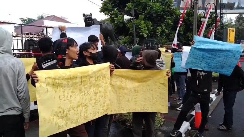 Tuntut Polisi Tangkap Rocky Gerung, Mahasiswa Unjuk Rasa di Mapolrestabes Bandung