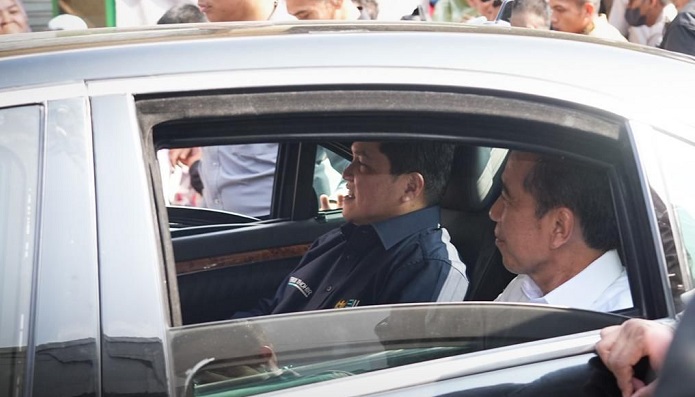 Momen Jokowi Semobil dengan Erick Thohir saat Blusukan ke Pasar Cek Harga Pangan