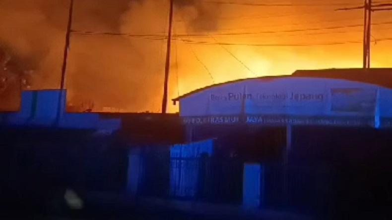 Pasar Sadang Serang Bandung Terbakar Hebat, Api Berkobar Semakin Besar, Warga Panik
