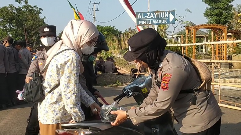 Pengamanan, Kendaraan Keluar dan Masuk Ponpes Al Zaytun Indramayu Diperiksa Polisi