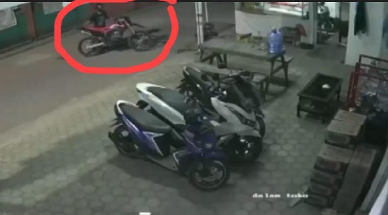 Terekam CCTV, Aksi Pencurian Motor Trail di Ruko Ajibarang Banyumas