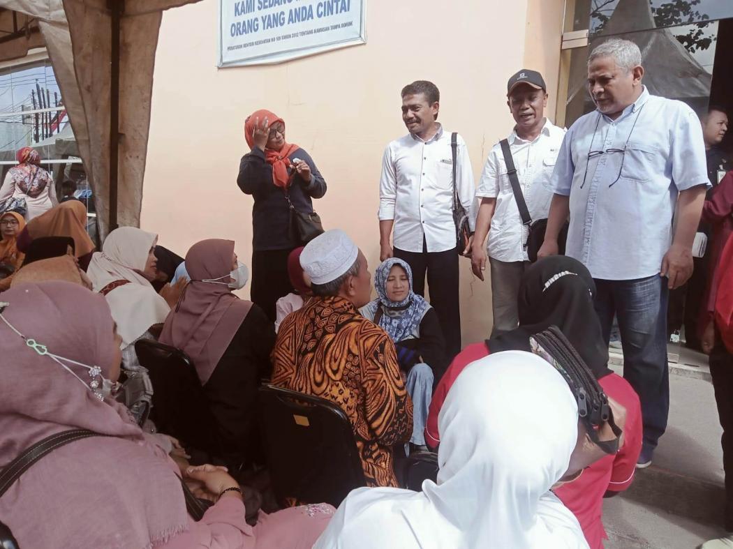 Ingin Sang Ayah Bisa Melihat Kembali: Perjuangan Ayu Antarkan Bapak Operasi Katarak Gratis di RSBS Jember