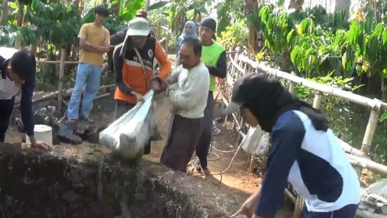 Tradisi Merti Desa, Warga Curug Sewu Bersihkan Saluran Irigasi dan Makan Bersama di Bendungan