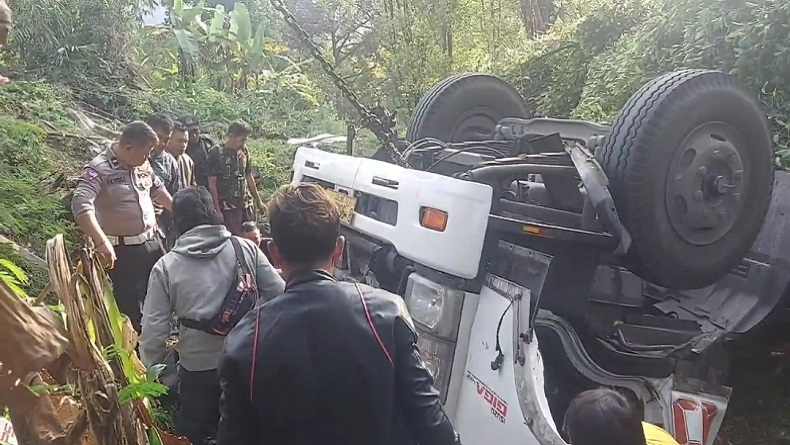 Truk Kontainer Masuk Jurang di Jalur Gentong Tasikmalaya, Anak Sopir Tewas, Istrinya Terluka