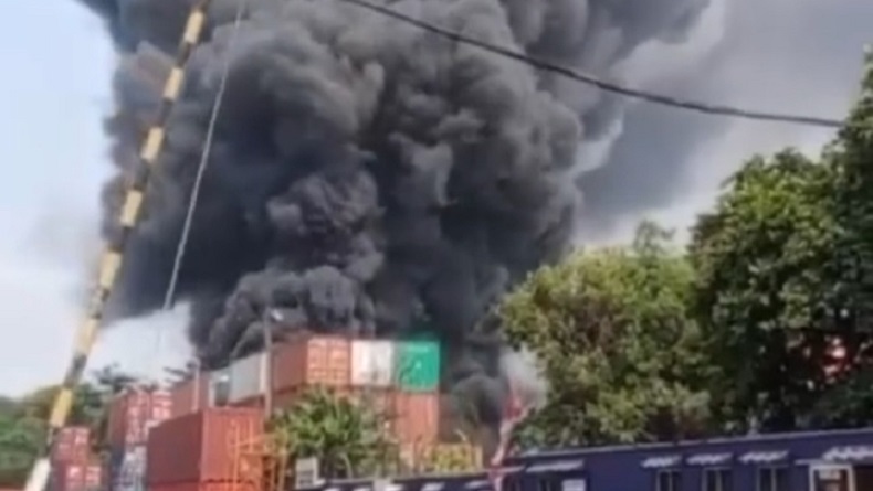 Kebakaran Landa Gudang Peti Kemas di Cilincing Jakut, Asap Hitam Membubung Tinggi