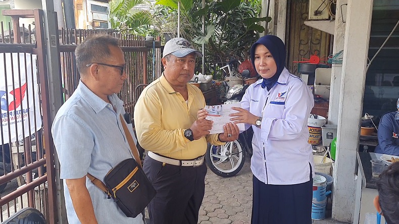 Driver Ojol dan Pensiunan Guru di Cipinang Bersyukur Terima KTA Berasuransi dari Partai Perindo