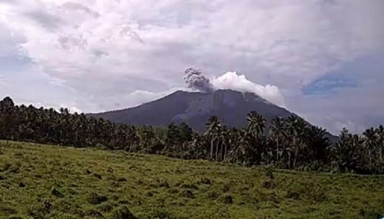 Gunung Ibu Kembali Erupsi Keluarkan Awan Panas 600 Meter di Atas Puncak
