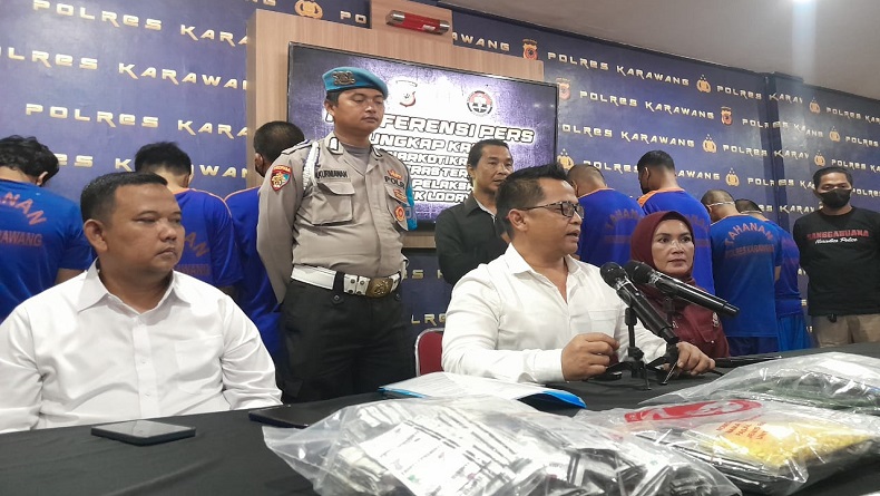 Kemas Narkoba dengan Bungkus Permen, 8 Pengedar Ditangkap Polisi di Karawang