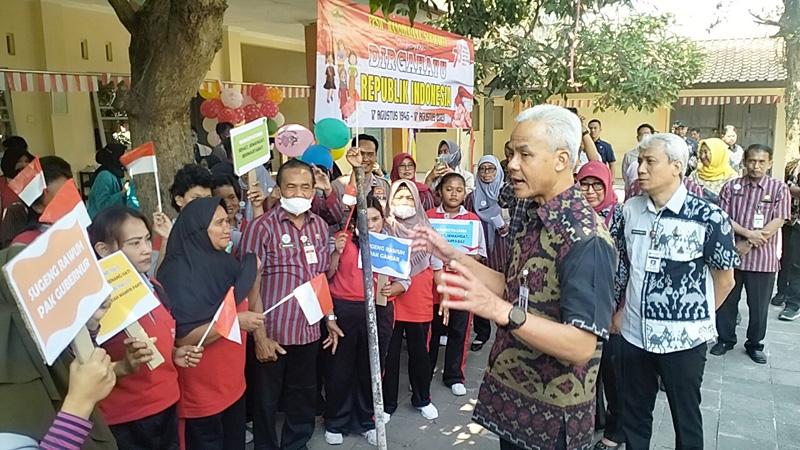 Ganjar Didampingi Gibran Kunjungi Panti Sosial di Solo, Sumbang 5 HP untuk Penghuni Tunanetra