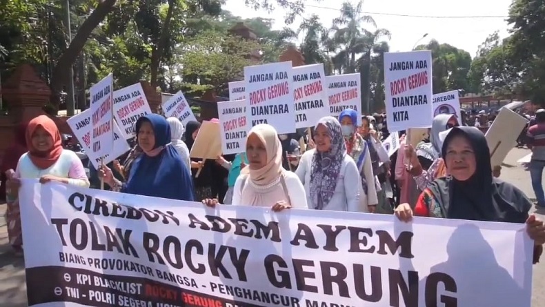 Ratusan Emak-Emak di Cirebon Unjuk Rasa, Kecam Rocky Gerung Provokator