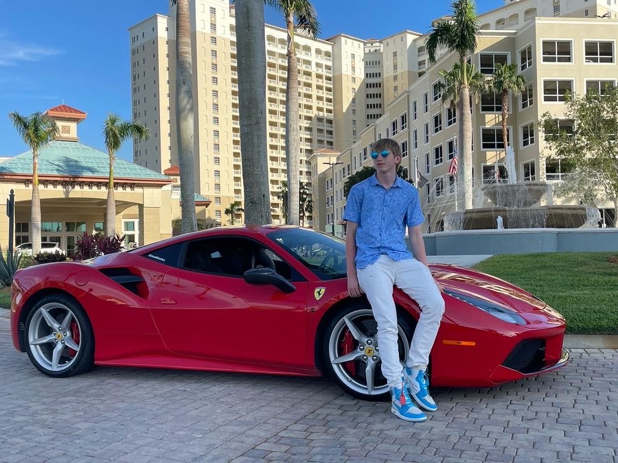 Jadi Jutawan di Usia 15 Tahun dan Pamer Ferrari, Kreator Konten ini Malah Dihujat