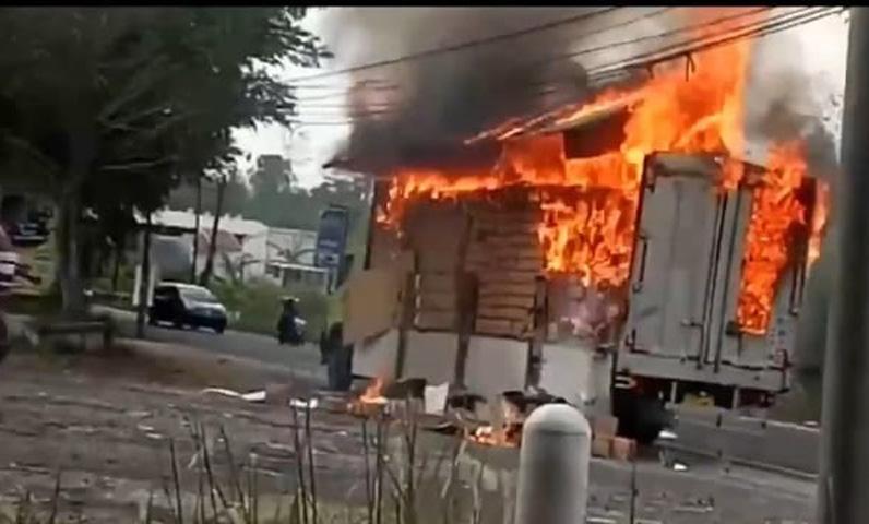  Truk Terbakar di Jalur Selatan Cilacap, Ratusan Boks Makanan Ringan Hangus