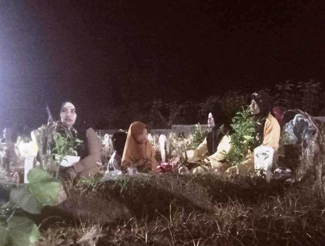 Kirim Doa untuk Pahlawan Keluarga di Atas Pusara, Cara Unik Warga Jember Peringati Kemerdekaan Indonesia