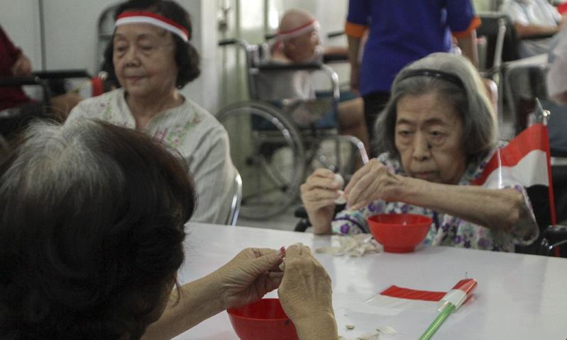  Serunya Lomba Pitulasan di Panti Wreda, Oma Opa Beradu Kupas Bawang hingga Main Bowling