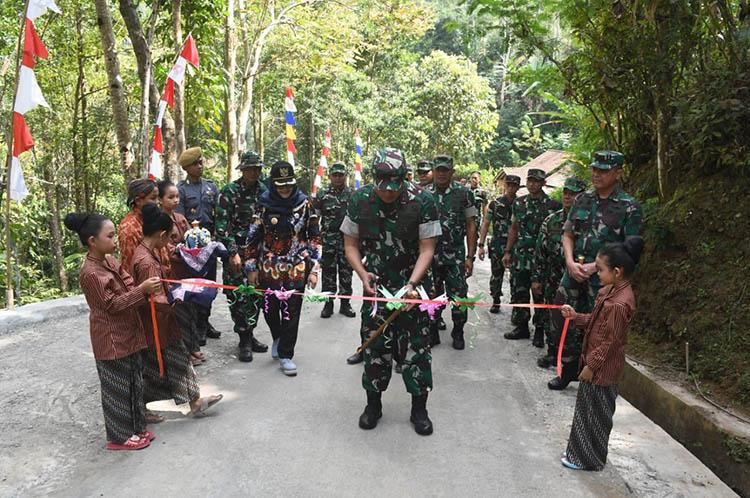 Program TMMD di Kulonprogo Buka Akses Jalan Warga Perbukitan Menoreh yang Terisolasi