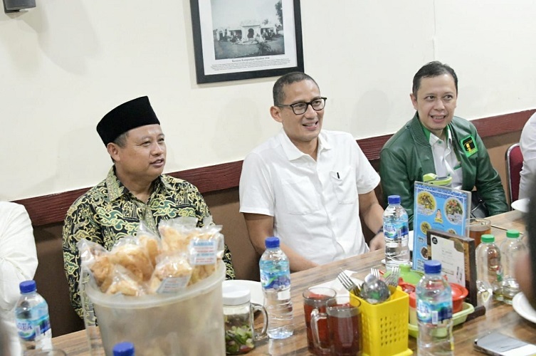 Kunjungan Kerja ke Cirebon, Wagub Jabar Ajak Menparekraf Cicipi Empal Gentong