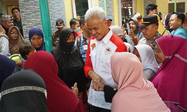  Senyum Semringah Warga Brebes Dapat Kejutan HUT ke-78 Jateng dari Ganjar Pranowo