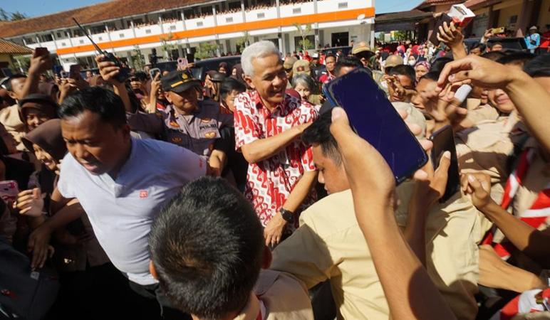 Ratusan Siswa SMA dan SMK di Cilacap Antusias Dengarkan Ganjar saat Jadi Guru