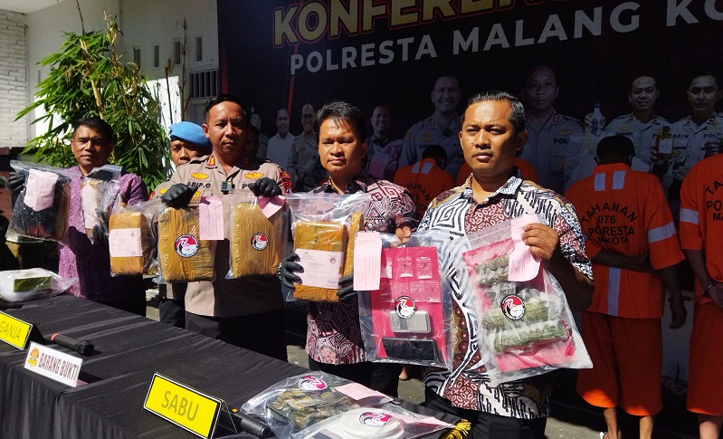 Tangkap 5 Pengedar Narkoba Lintas Daerah, Polresta Malang Sita 5 Kilogram Ganja dan Sabu 