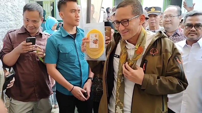 Sandiaga Uno Serahkan Bantuan DPUP untuk Desa Wisata Alamendah Kabupaten Bandung