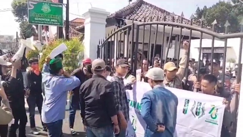 Unjuk Rasa Mahasiswa Tuntut Kejari Subang Tangani Kasus Dugaan Pungli Berujung Ricuh