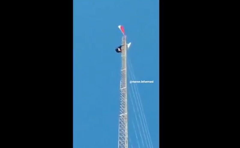 Viral Pemuda di Maros Panjat Tower 20 Meter untuk Kibarkan Bendera Merah Putih