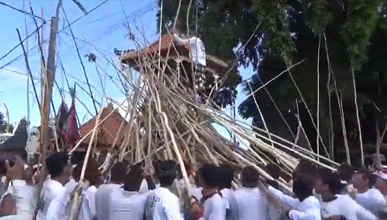 Tradisi Mekotek di Bali, Uji Nyali Laki-Laki saat Hari Raya Kuningan