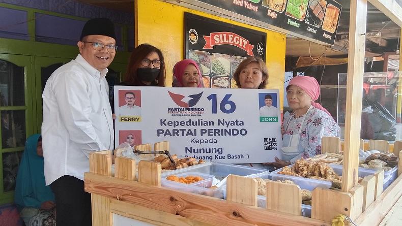 6 Tahun Jualan dengan Meja Rusak, Pedagang Gorengan di Bandung Dibantu Partai Perindo