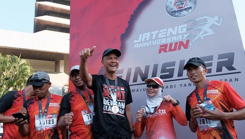 Momen Ganjar Dikalungi Medali oleh Istri saat Finish 10k Jateng Anniversary Run